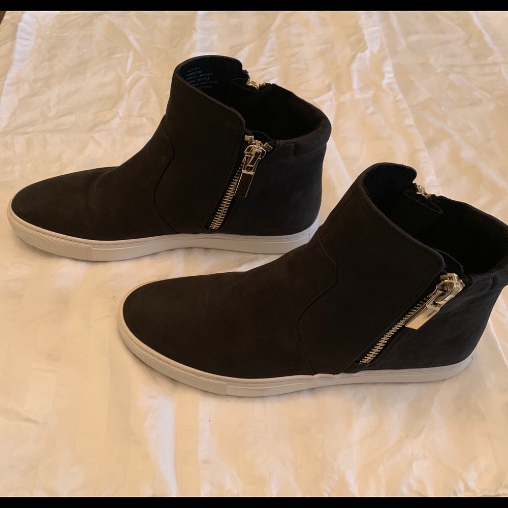 KENNETH KOLE- Kiera Nubuck Leather Sneaker